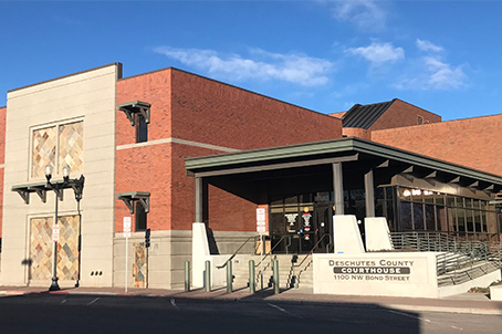 Picture of the front of the Deschutes courthouse